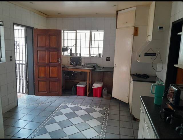 5 BEDROOM HOUSE FOR SALE IN CYRILDENE